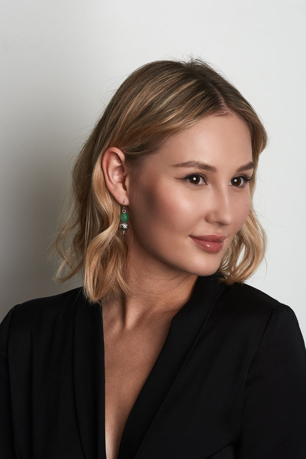 minimalist verde vibe earrings model view