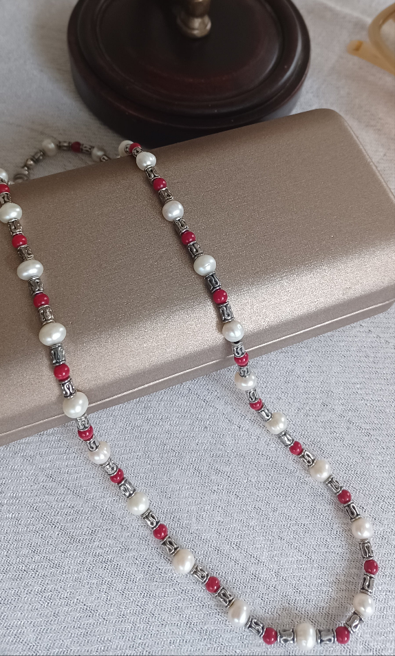 minimalist royal pearl necklace  front view